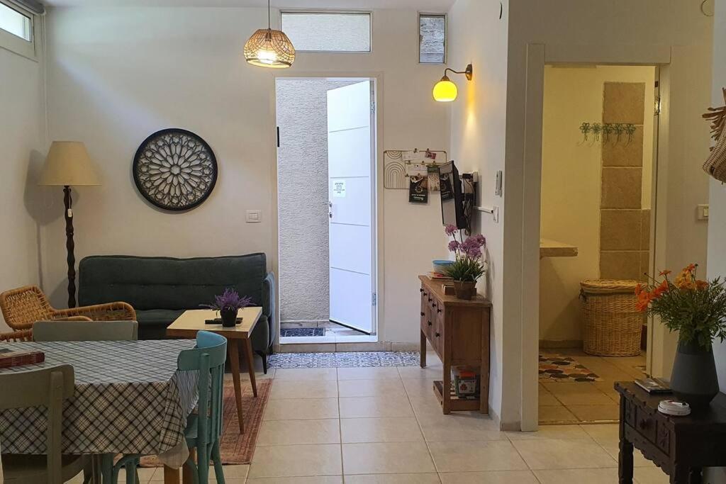 Apartamento נקודת חן Shadmot Devora Exterior foto