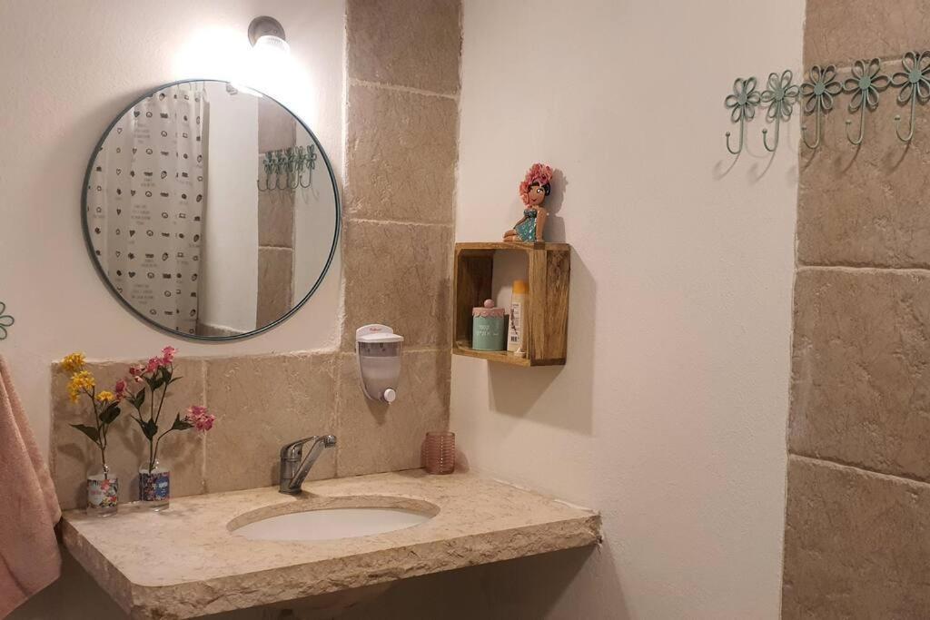 Apartamento נקודת חן Shadmot Devora Exterior foto