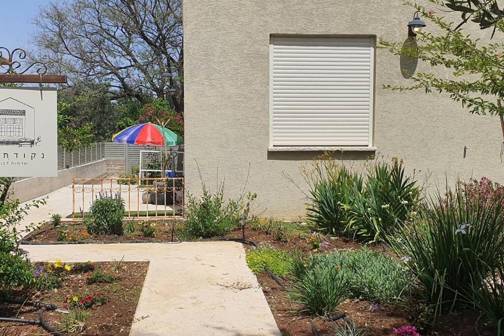 Apartamento נקודת חן Shadmot Devora Exterior foto