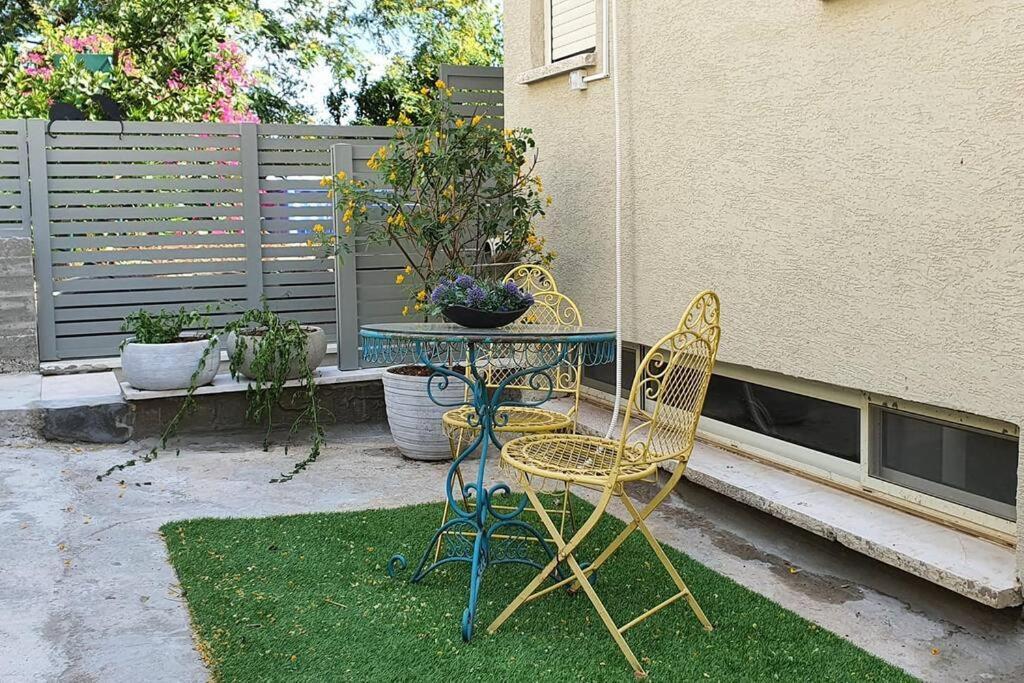 Apartamento נקודת חן Shadmot Devora Exterior foto